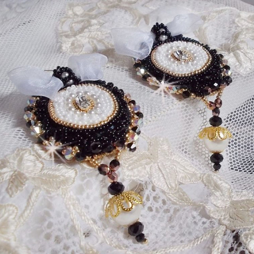 Boucles d’oreilles noir sacré haute couture brodées avec des cristaux, perles verre, rocailles et dentelle noire pour un style vintage