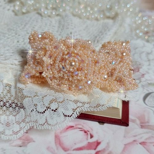 Bracelet idylle beauty brodé avec des cristaux : perles rondes nacrées, toupies et rocailles pour une belle festivité