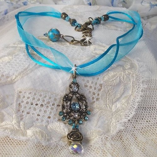 Pendentif lady in blue monté avec chandeliers, cristaux, perles céramiques, cabochons zirconium, rubans pour un style baroque