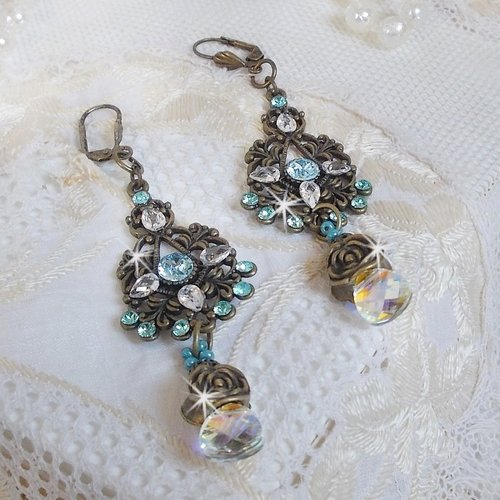 Boucles d’oreilles lady in blue montées avec chandeliers, cristaux, cabochons zirconium, dormeuses laiton pour un style baroque