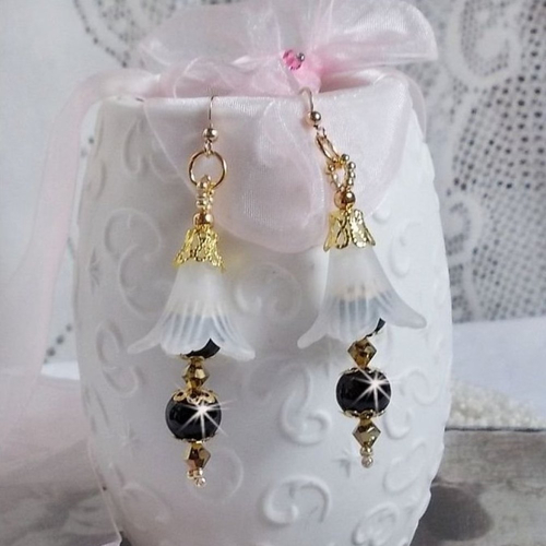 Boucles d’oreilles passion montées avec fleurs lucites, perles céramiques, coupelles, boules et cristaux sur un style contemporain