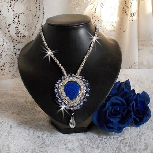 Collier nil bleu brodé avec une pierre de gemme : un lapis lazuli, cristaux, perles nacrées et rocailles pour un style marin