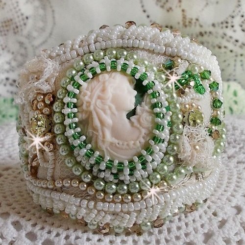 Bracelet séduction charme brodé avec cabochon fimo présentant une femme, cristaux, rocailles et perles pour un style victorien