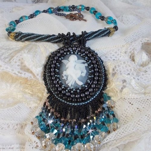 Pendentif angelot avec cabochon ange, cristaux, palets et facettes en verre, perles lampwork et rocailles pour un style religieux