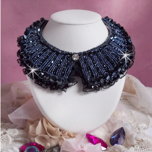 Collier tenue de soirée haute couture brodé avec dentelle noire, toupies, cabochon cristal et perles hélix pour un style vintage