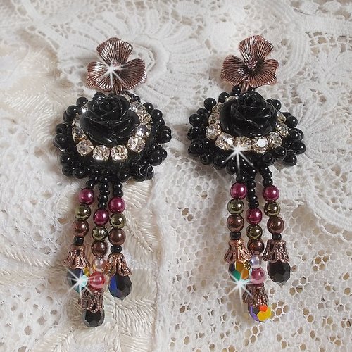 Boucles d’oreilles midnight daisy avec cabochons roses noires résine, chatons, perles, cristaux et coupelles pour un style vintage