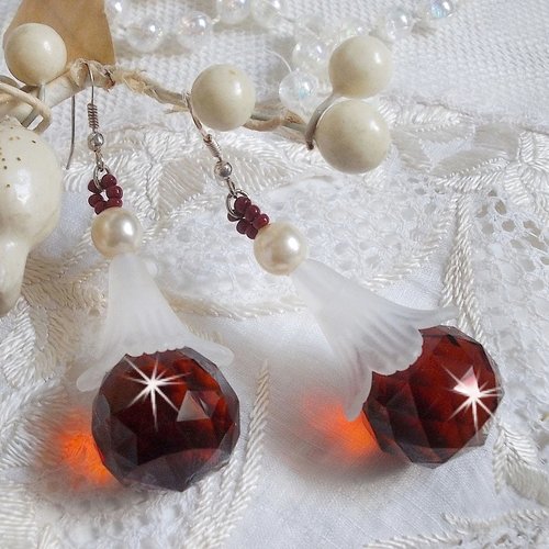 Boucles d’oreilles marielle montées avec pendants boules verre de bohème, fleurs, cristaux et rocailles, un style contemporain