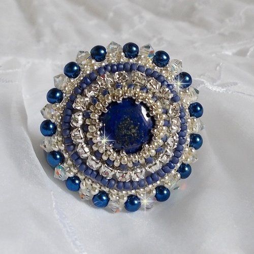 Bague nil bleu brodée avec cabochon lapis lazuli orné de rocailles miyuki, chatons en cristal, perles verre. pour un style marin