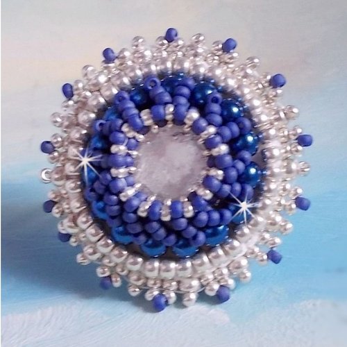 Bague marine bleu brodée avec cabochon en cristal orné de rocailles miyuki, perles rondes nacrées verre, un style marin