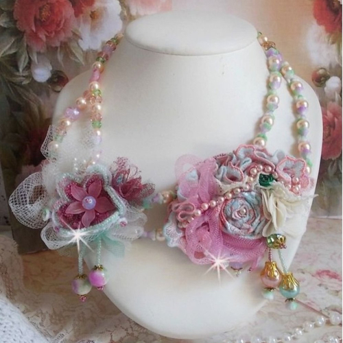 Collier douceur poudrée brodé avec dentelles :  tissu, tulle, voile, fleurs lucites, étamines, cristaux et perles jade. quelle nature !