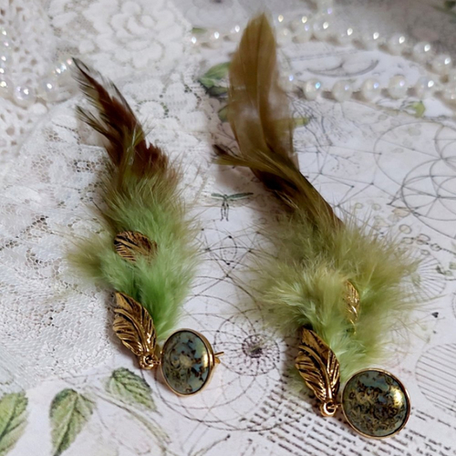 Boucles d’oreilles grandes plumes vertes montées avec plumes de coq, breloques feuilles et cabochons verre, un style amérindien !
