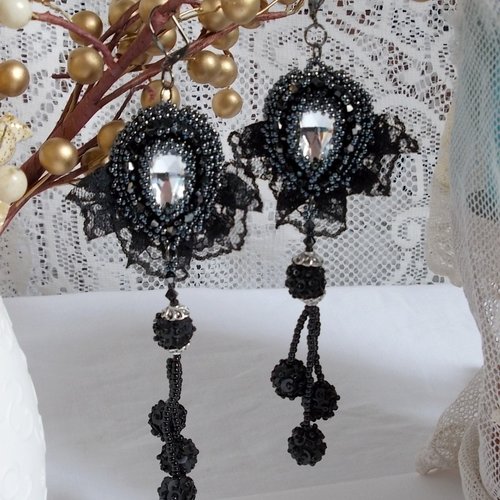 Boucles d’oreilles tenue de soirée brodées avec dentelle noire, pendentifs, toupies, perles bois, rocailles pour un style vintage