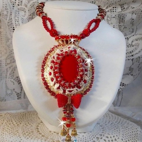 Pendentif nous deux haute couture brodé avec cabochon en verre, cristaux, dentelle, perles de gemme : corail rouge sur un style baroque