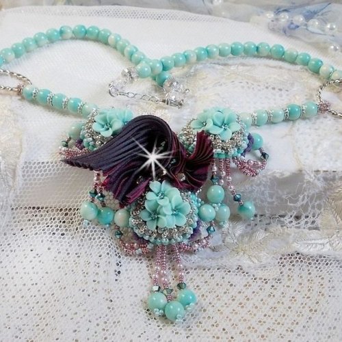 Collier blue flowers brodé avec un ruban de soie framboise/truffe, cristaux, perles marbrées bleu ciel pour un style romantique