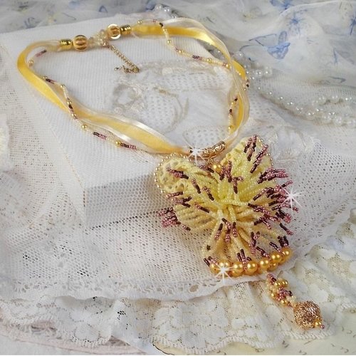 Pendentif la petite robe jaune monté avec rocailles de qualité, cristaux, perles et fleurs en plaqué or, une nature chic