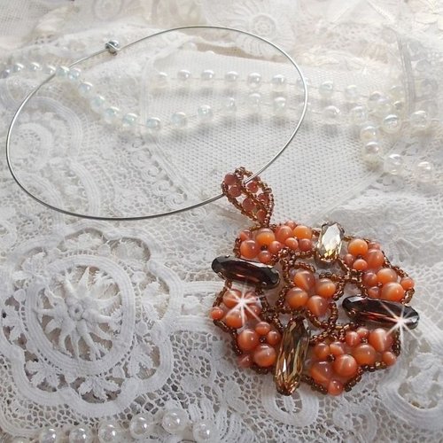 Pendentif d’automne de style moderne monté avec des cabochons en cristal, perles rondes œil de chat et rocailles