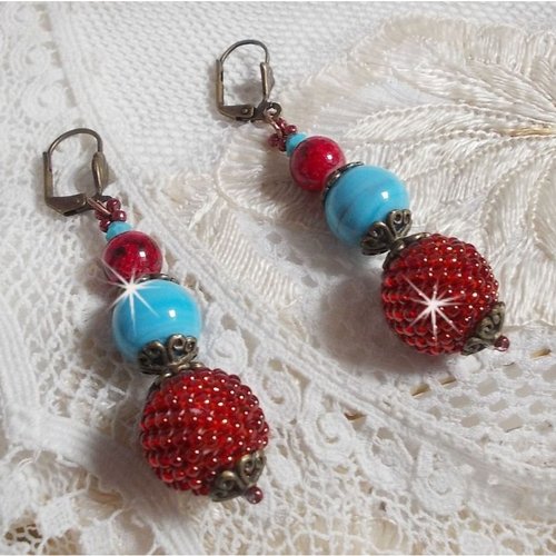Boucles d’oreilles bel’art de style baroque brodées avec rocailles couleur vin sur perles en bois, perles en porcelaine et en verre.
