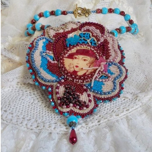 Collier bel’art brodé avec un cabochon baroque d’une femme des années 1950, cristaux, perles nacrées et chips grenat