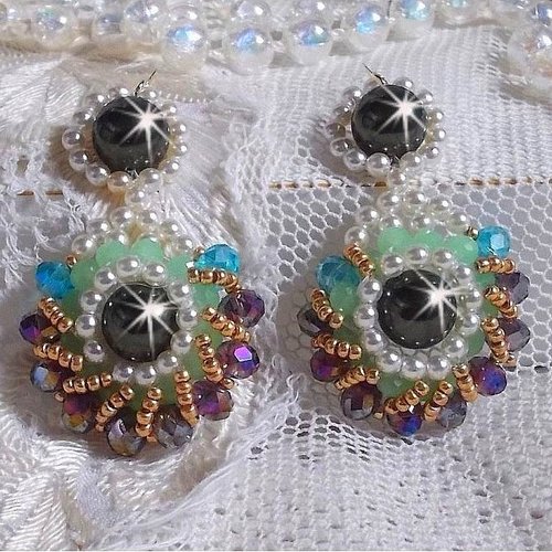 Boucles d’oreilles ode green and purple de style moderne montées avec des rocailles, cristaux, perles verre sur crochets gold