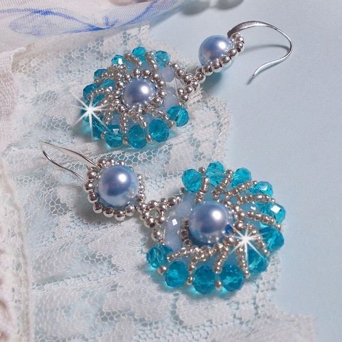 Boucles d’oreilles ode bleu et argent de style marin avec des rocailles, cristaux, perles verre sur crochets en argent 925