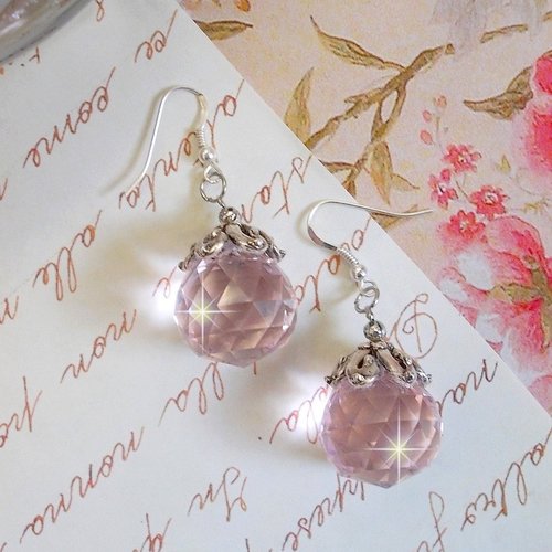 Boucles d’oreilles rose irisé avec des pendentifs facettés en verre de bohème rose, coupelles et crochets argent 925/1000