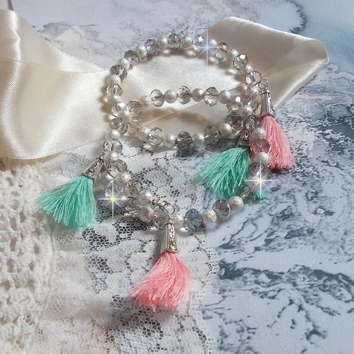 Bracelets cristalline eclat avec ces doubles bracelets aux perles argentées, perles verre et pompons pour un style contemporain