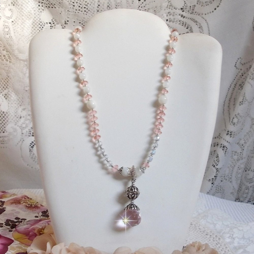 Pendentif rose irisé avec des cristaux, coupelles dômes et perles de gemme : la pierre de lune pour un style romantique