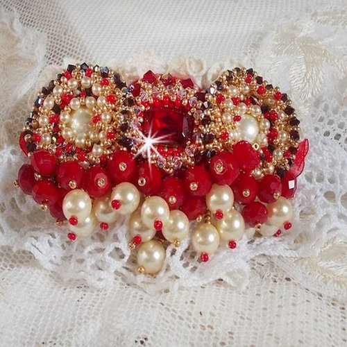 Broche rubis aux trois cabochons ivoire et rouge avec des cristaux, perles, dentelles et rocailles pour un style art nouveau