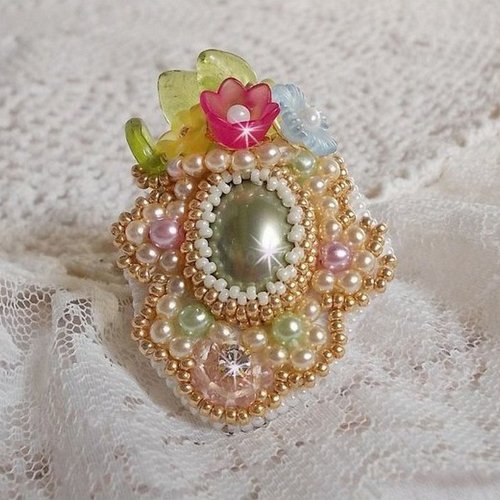 Bague envolée fleurie brodée et très colorée avec un cabochon ovale, perles, rocailles, fleurs et chaton, un style romantique