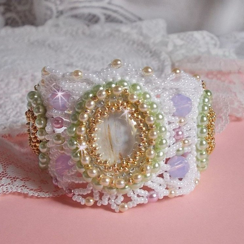 Bracelet envolée fleurie manchette brodé avec trois cabochons ovales, cristaux, perles et rocailles sur un style romantique