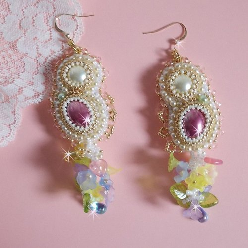Boucles d’oreilles envolée fleurie avec cabochons, fleurs, perles, rocailles et crochets gold filled 14 carats, style romantique !