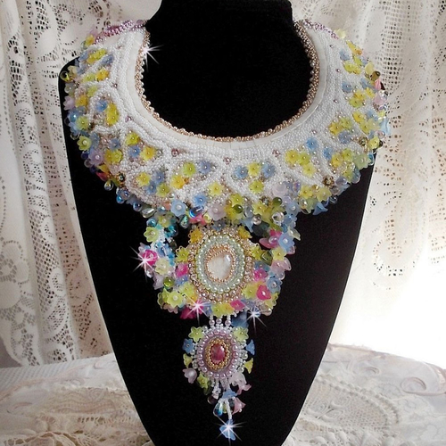 Collier plastron envolée fleurie haute couture brodé avec cabochons, fleurs, feuilles, cristaux et rocailles pour un style romantique