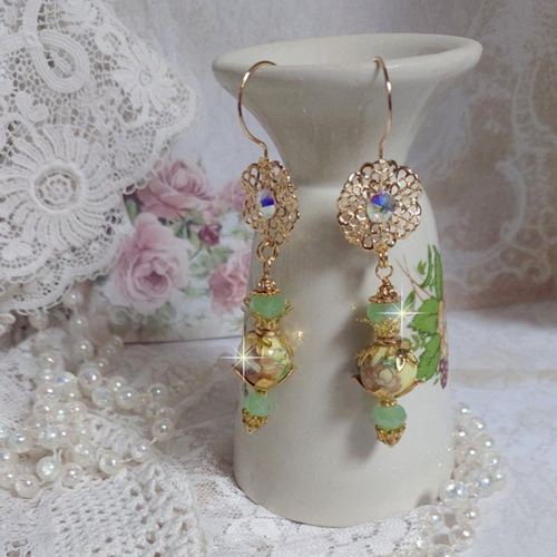 Boucles d’oreilles anémone du japon montées avec perles céramiques, perles, cristaux, crochets estampes, un style asiatique !