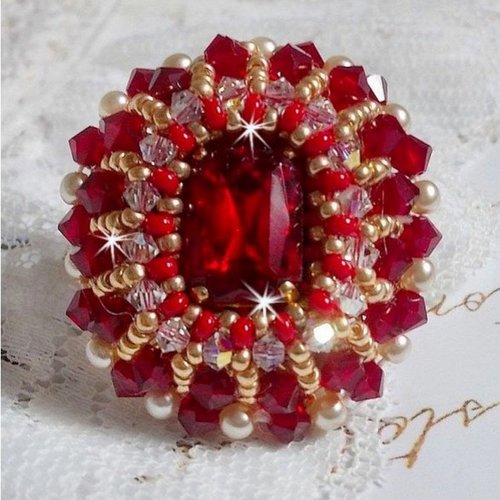 Bague rubis brodée avec cabochon rouge, chatons, perles nacrées, rocailles sur bague filigranée pour un style art nouveau