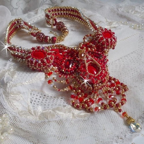 Collier plastron rubis haute couture brodé avec des cabochons : agates et corail rouge, cristaux pour un style art nouveau