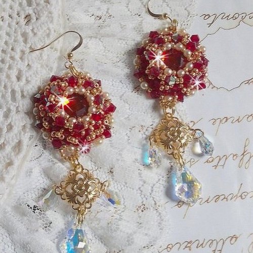 Boucles d’oreilles rubis brodées avec cabochons light siam, cristaux, estampes et perles nacrées, pour un style art nouveau