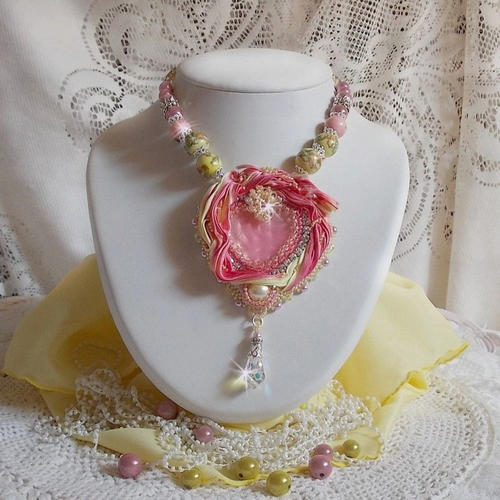 Collier cœur tendre brodé avec un cabochon corail transparent, soie, cristaux, perles et rocailles pour un style romantique