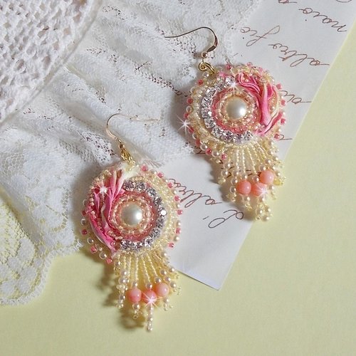 Boucles d’oreilles cœur tendre brodées avec cabochon orné de soie, cristaux, perles pierre de gemme : le corail, style romantique !