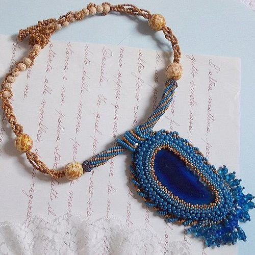 Pendentif corsica avec une agate bleue, des perles nacrées en cristal, des rocailles saphir et travertin pour un style marin