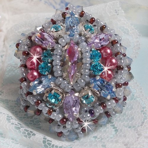 Bague mademoiselle bluse brodée avec cristaux, perles en verre, calotte filigranée sur bague rhodiée, un style en dentelle