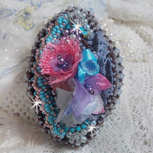Barrette à cheveux mademoiselle bluse brodée avec dentelles, rubans, perles, cristaux, fleurs et rocailles pour un style en dentelle