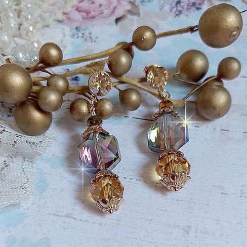 Boucles d’oreilles glamour scintillant pour un style romantique, elles sont montées avec cristaux et perles cubes octogonaux