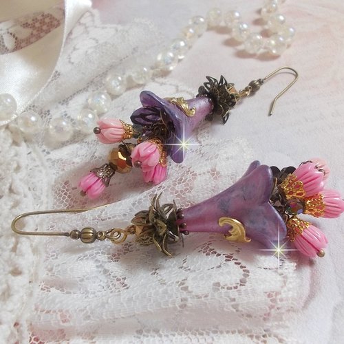 Boucles d’oreilles métamorphose fantaisie, rose sauvages, cristaux, fleurs trompettes, perles, calottes, une belle nature !