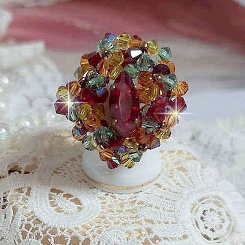 Bague iroise avec des toupies et une navette en cristal, des facettes en verre et des rocailles gold bronze pour un style contemporain