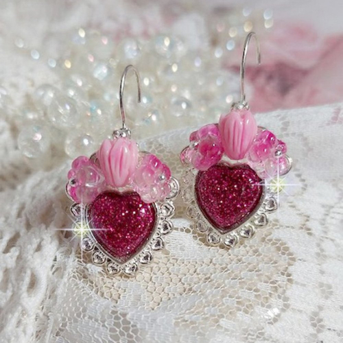 Boucles d’oreilles cœur ardent avec des dormeuses argentées, cœurs en résine, fleurs en verre pour un style romantique