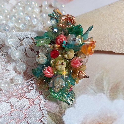 Bague patiflo d’une composition florale avec des cristaux, fleurs en résine, perles en verre, estampes pour une nature très chic