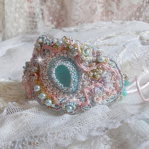 Bracelet dentelle menthe brodé avec des cristaux, perles, dentelle, perles de pierre de gemme, rubans pour un style dentelle