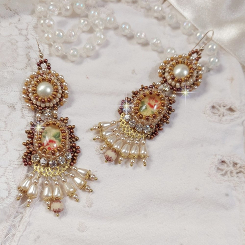 Boucles d’oreilles reflets de rosée, cabochons ronds et ovales, perles nacrées, chatons en cristal pour un style victorien