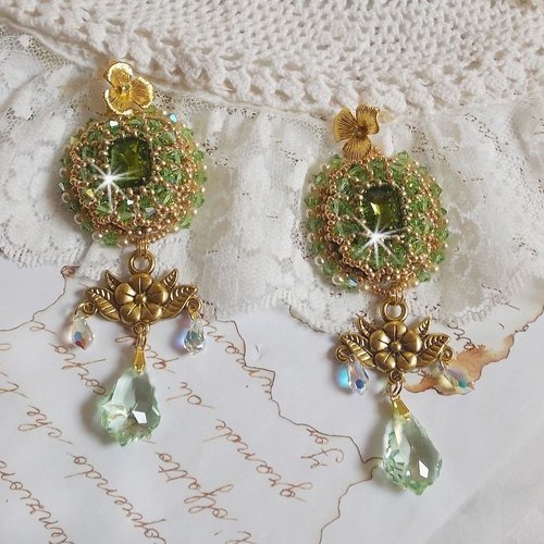 Boucles d’oreilles garden party brodées avec cabochons facettées des années 1960 de couleur vert avec cristaux, perles et rocailles