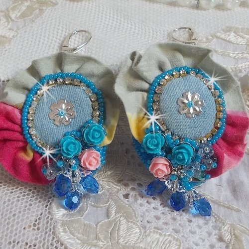 Boucles d’oreilles far west brodées avec du tissu en jean et du tissu fleuri, des cristaux, des roses pour un style amérindien